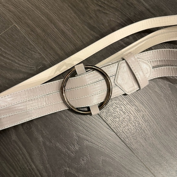 Elegant Light Grey Belt with Silver Buckle - Picture 2 of 4